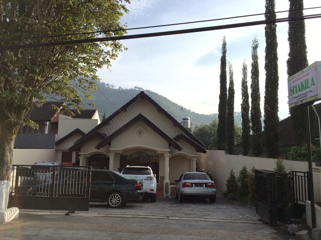 Shakila Guest House Malang Exterior foto